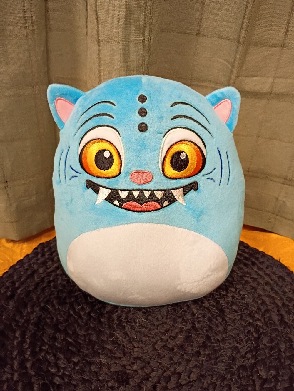 NWOT 2026 Blue And White Derpy Tiger Size 8"